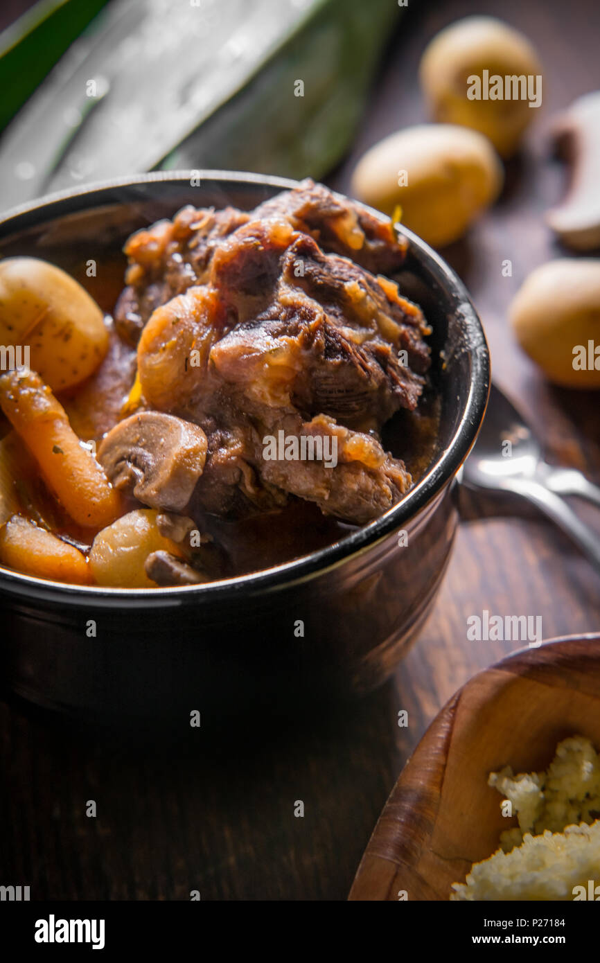 https://c8.alamy.com/comp/P27184/potjiekos-south-african-oxtail-stew-with-baby-gold-potatoes-carrots-and-button-mushrooms-P27184.jpg