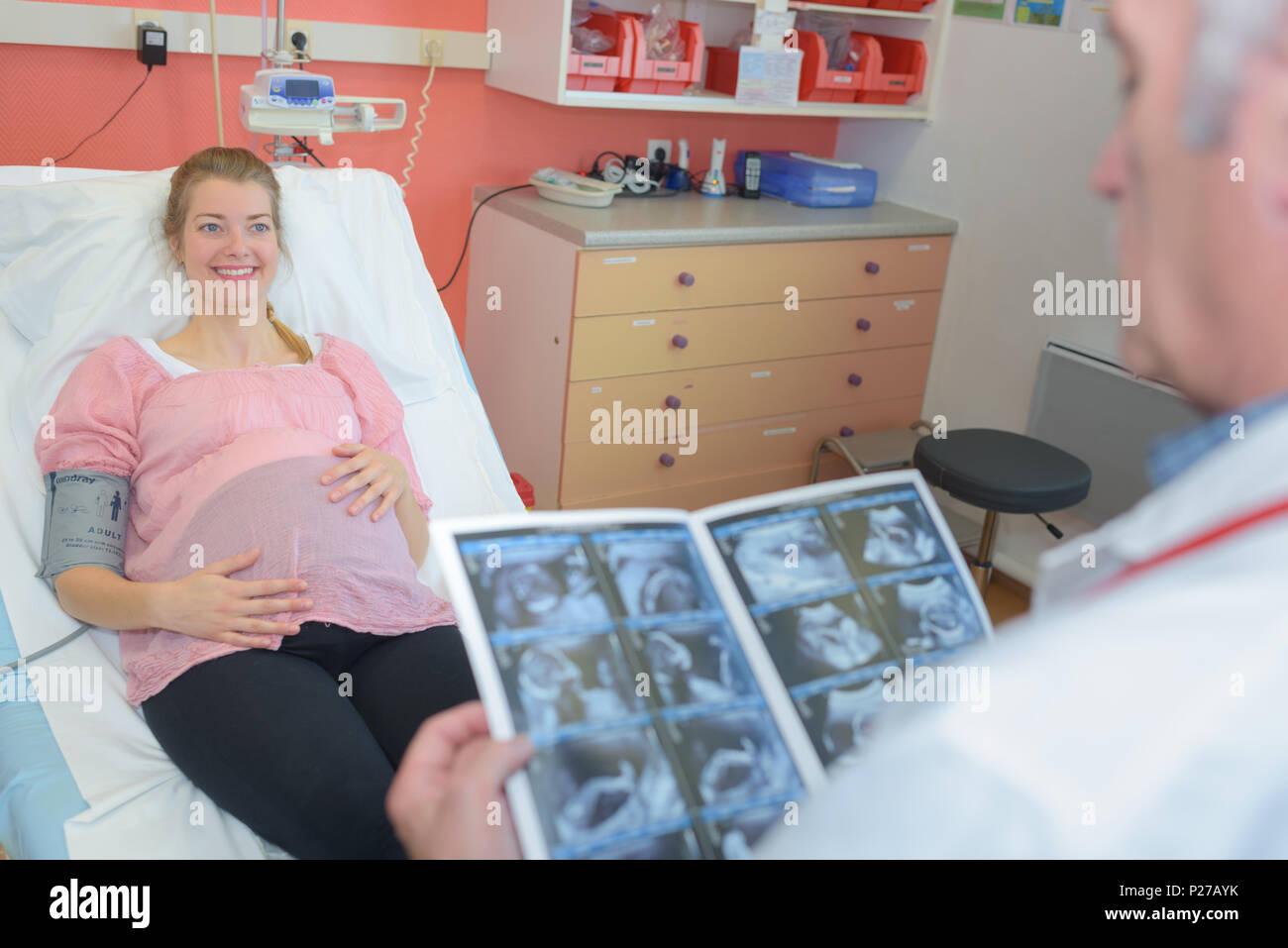 Врач сказал что беременна. Беременные женщины в больнице. Беременный женщина больнице. Фото беременной женщины в больнице.