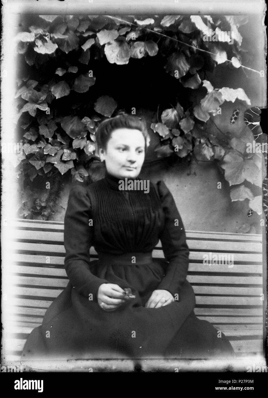(Femme assise sur un banc) Fonds Berthel Stock Photo Alamy