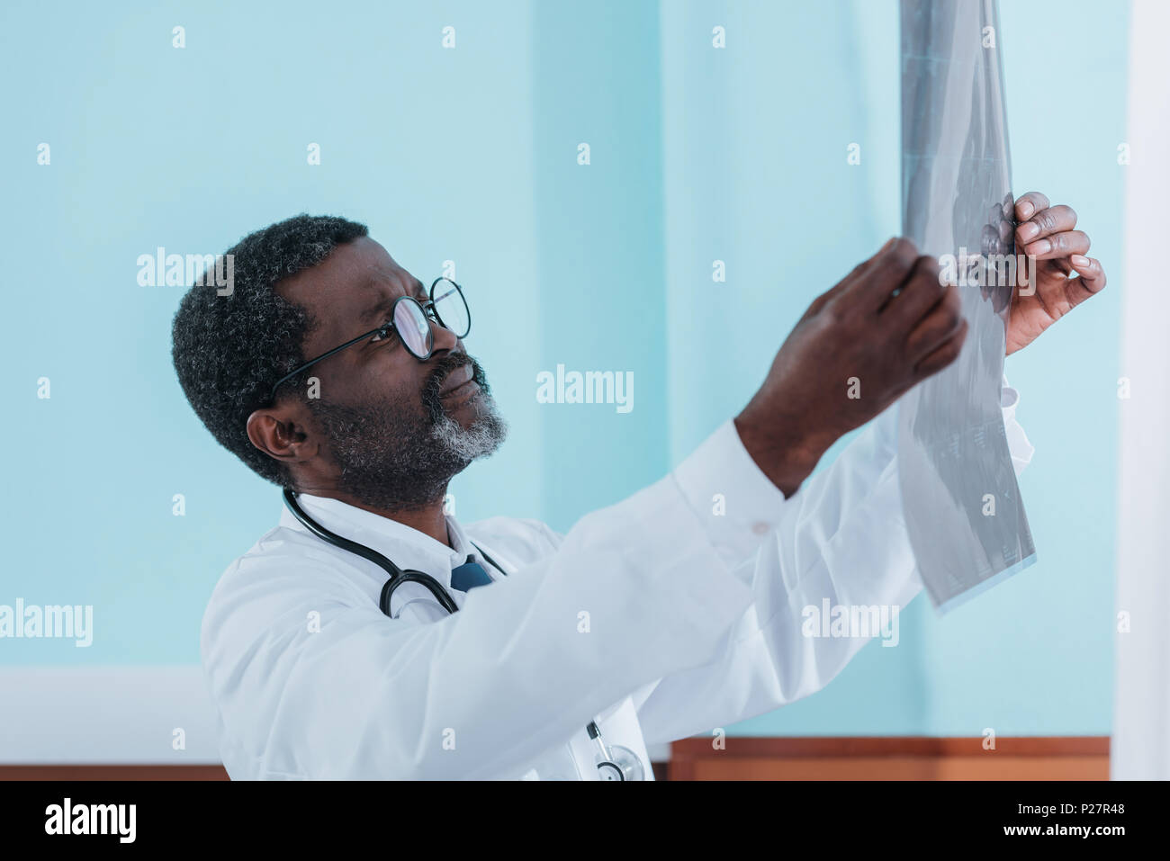 Doctor patient x ray african american hi-res stock photography and ...