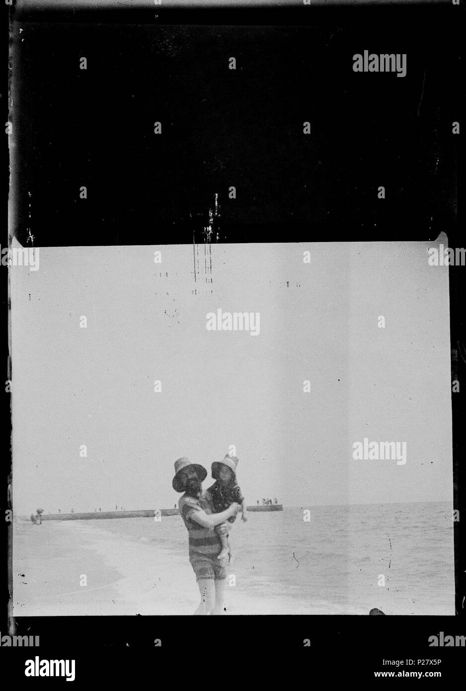 Homme Tenat Un Enfant Sur Une Plage Fonds Berthel Stock Photo Alamy