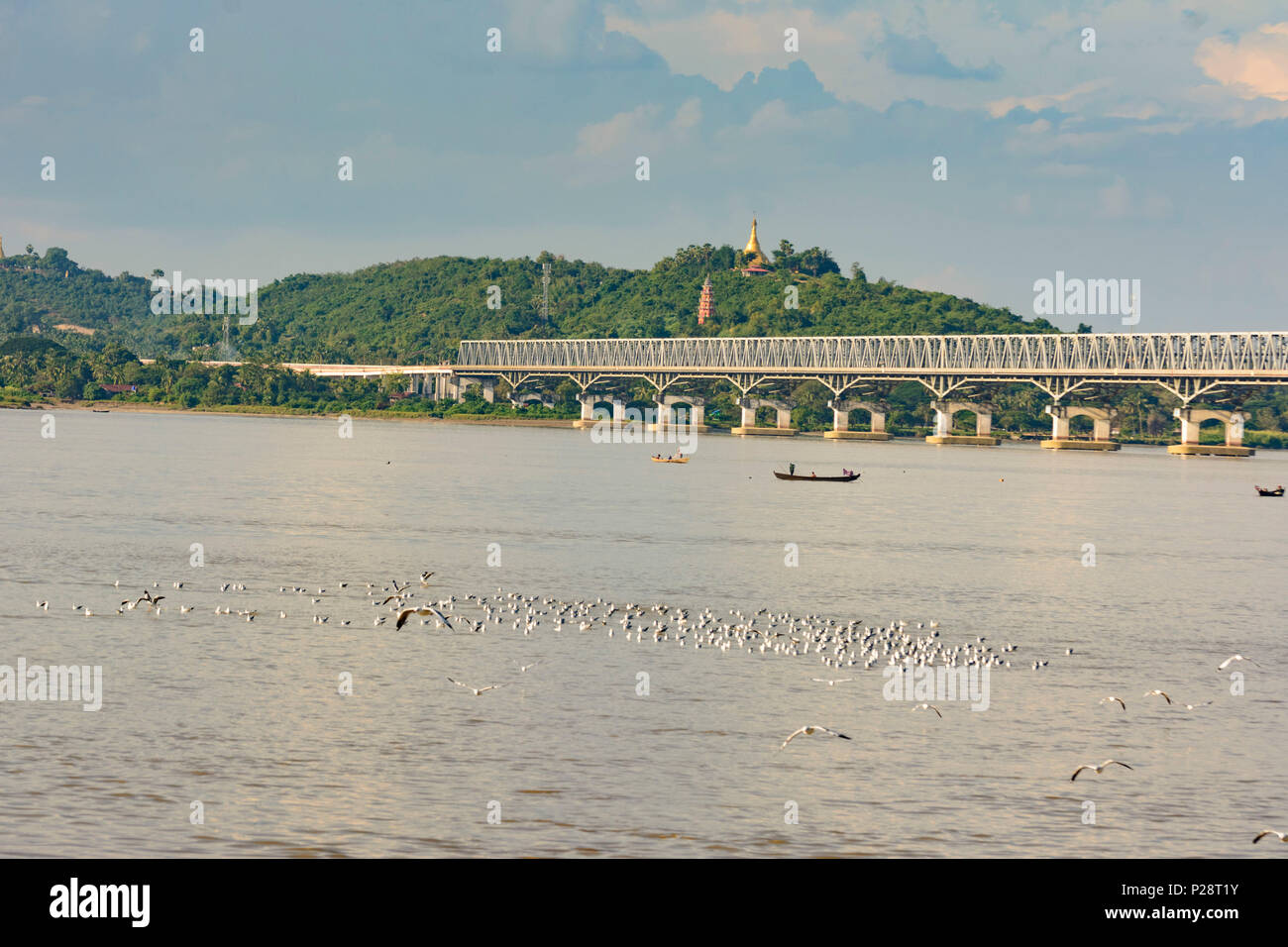Mawlamyine (Mawlamyaing, Moulmein), Thanlwin Bridge, Thanlwin (Salween) River, road and railway bridge, fishing boat, Mottama bank, Mon State, Myanmar (Burma) Stock Photo