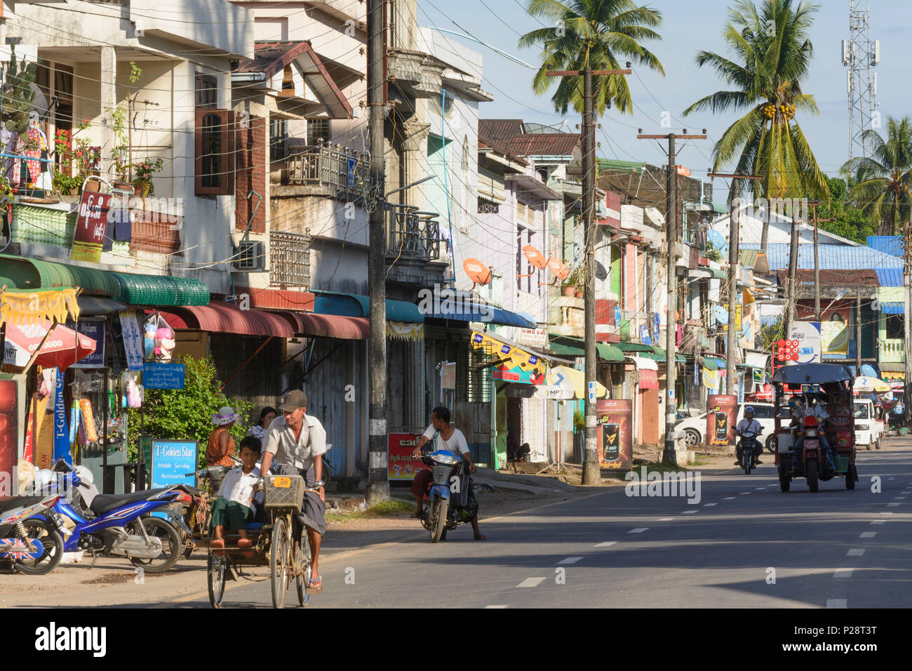 Mawlamyine (Mawlamyaing, Moulmein), road in Old Town, rickshaw, Mon