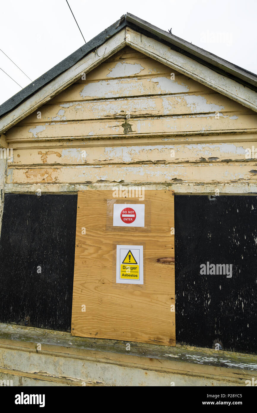 Trackside cabin danger asbestos Stock Photo