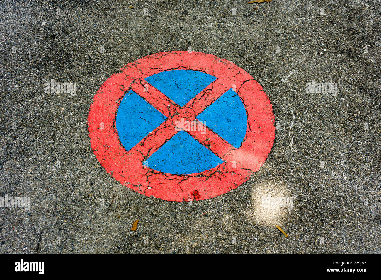 no parking sign on concrete red and blue Stock Photo - Alamy