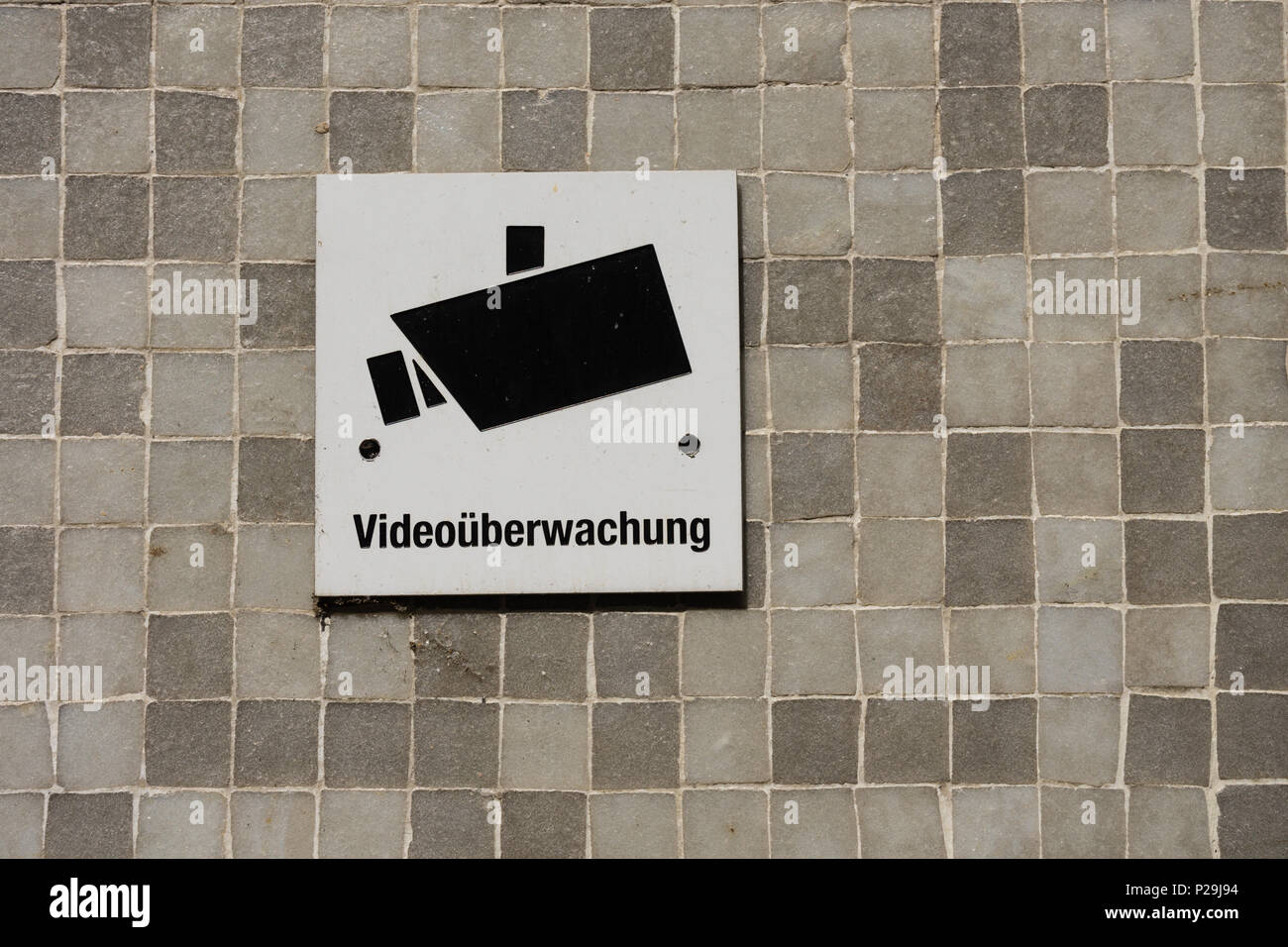 surveillance sign deutsch videoueberwachung schild wand german Stock Photo