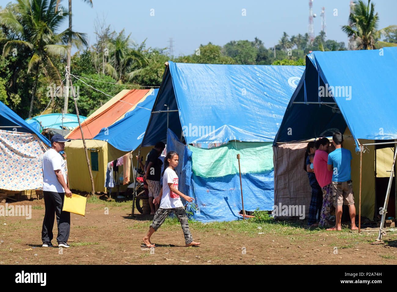 Philippine IDP refugees from Marawi in a tent city supported by DUYONG-Marawi near Baloi, Mindanao Island, Philippines - Philippinische Binnenflüchtlinge (IDP) aus Marawi in einer von DUYONG-Marawi unterstützten Zeltstadt bei Baloi, Insel Mindanao, Philippinen Stock Photo