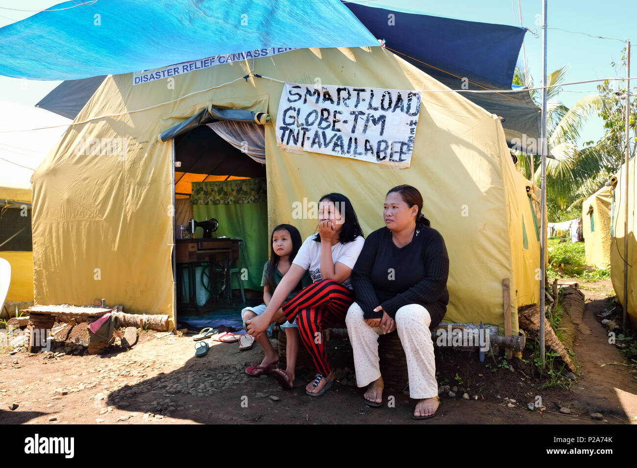 Philippine IDP refugees from Marawi in a tent city supported by DUYONG-Marawi near Baloi, Mindanao Island, Philippines - Philippinische Binnenflüchtlinge (IDP) aus Marawi in einer von DUYONG-Marawi unterstützten Zeltstadt bei Baloi, Insel Mindanao, Philippinen Stock Photo