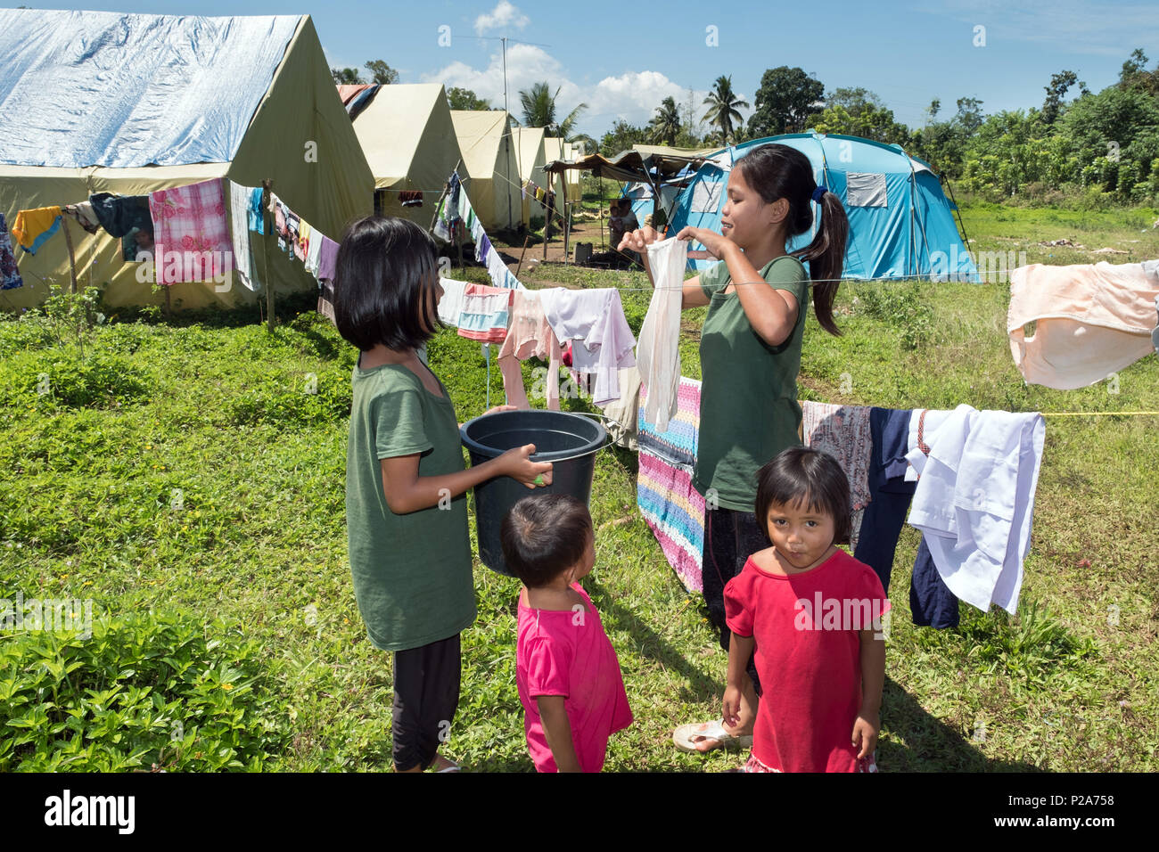 Philippine IDP refugees from Marawi in a tent city supported by DUYONG-Marawi near Baloi, Mindanao Island, Philippines - Philippinische Binnenflüchtlinge (IDP) aus Marawi in einer von DUYONG-Marawi unterstützten Zeltstadt bei Baloi, Insel Mindanao, Philippinen Stock Photo