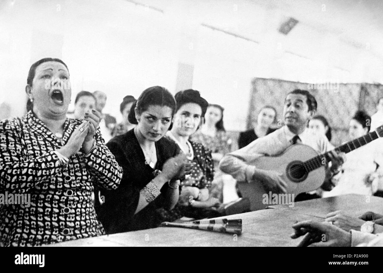 La cantaora La Niña de los Peines (Pastora María Pavón) acompañada por  Melchor de Marchena. Hotel Biarritz de Madrid. Julio 1946 Stock Photo -  Alamy