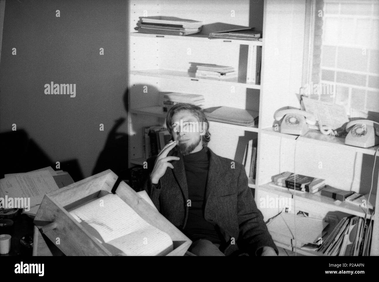 El escritor y editor español Carlos Barral en su despacho de la editorial 'Seix Barral'. Barcelona, año 1969. Stock Photo