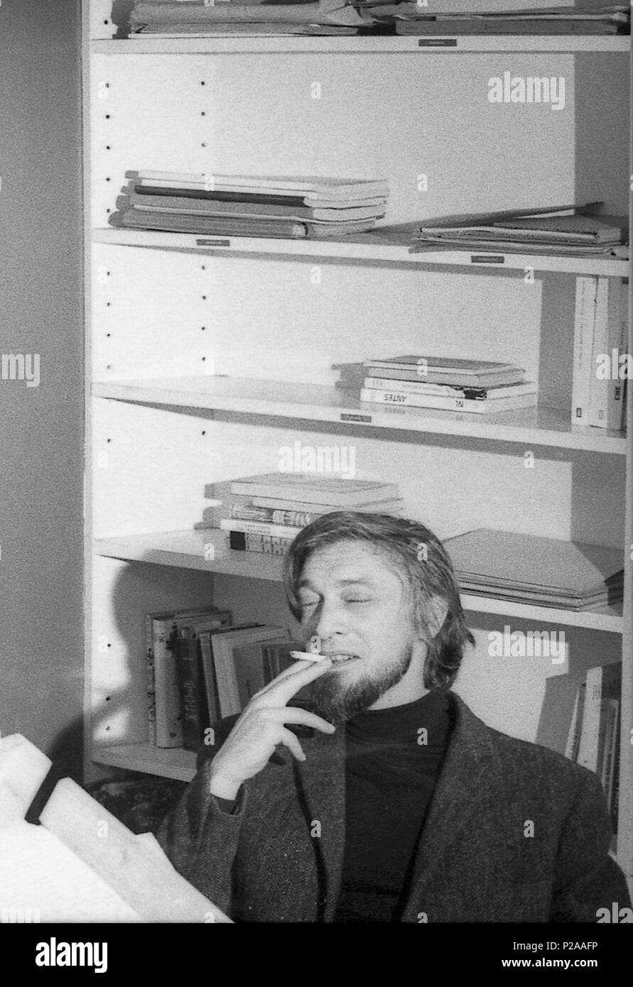 El escritor y editor español Carlos Barral en su despacho de la editorial 'Seix Barral'. Barcelona, año 1969. Stock Photo