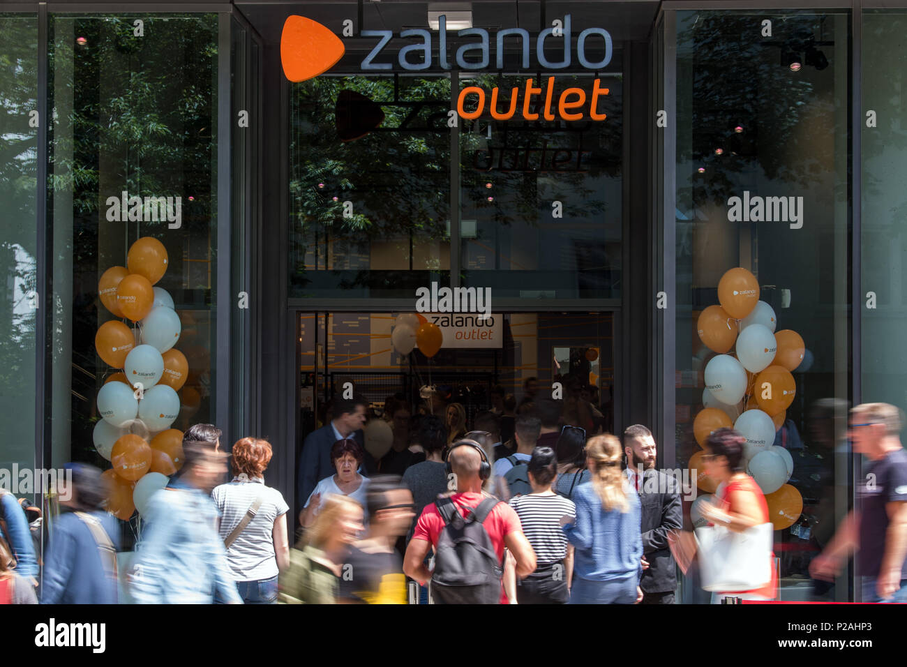 14 June 2018, Germany, Leipzig Costumers visit the new Zalando outlet in Leipzig's inner city