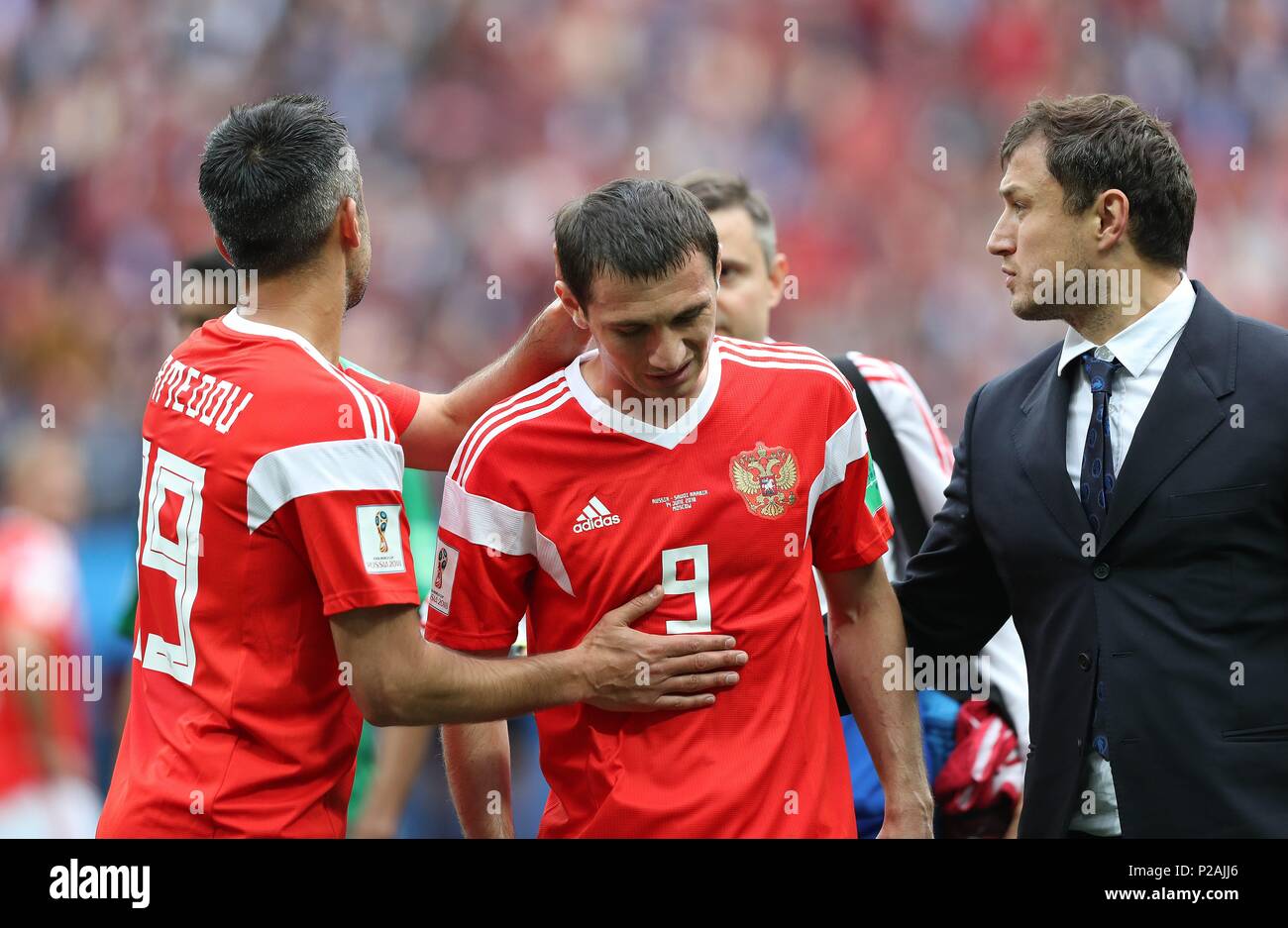 Moscow, Russland. 14th June, 2018. firo: 06/14/2018, Moscow, Football, Soccer, National Team, World Cup 2018 in Russia, Russia, World Cup 2018 in Russia, Russia, World Cup 2018 Russia, Russia, opening match, M01, Russia - Saudi Arabia, Alan Dzagoev, Russia, Substitution, Injury, consolation by Aleksandr Samedov | usage worldwide Credit: dpa/Alamy Live News Stock Photo