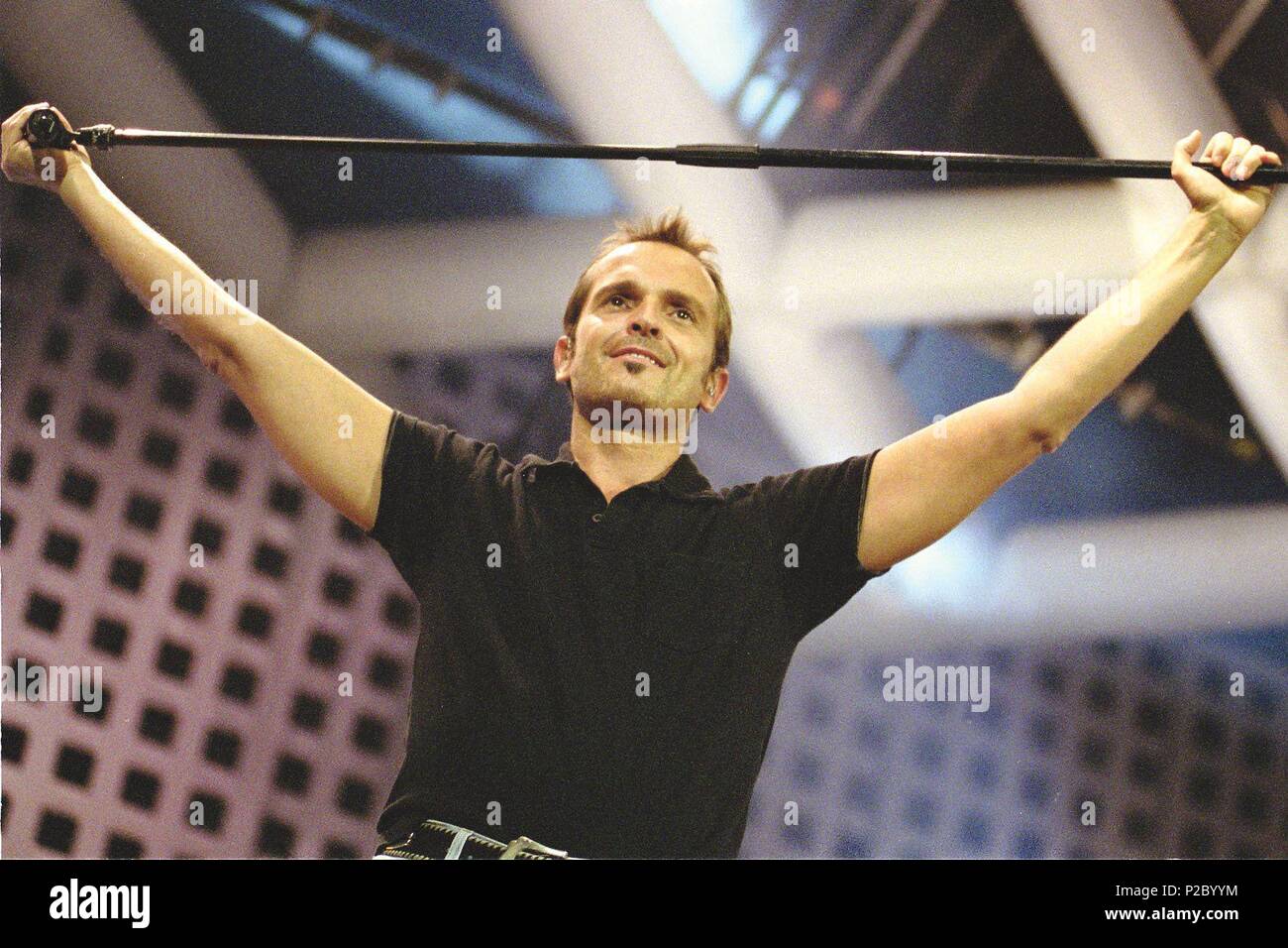 Miguel Bose en concierto, Barcelona 10/09/2002 Stock Photo - Alamy