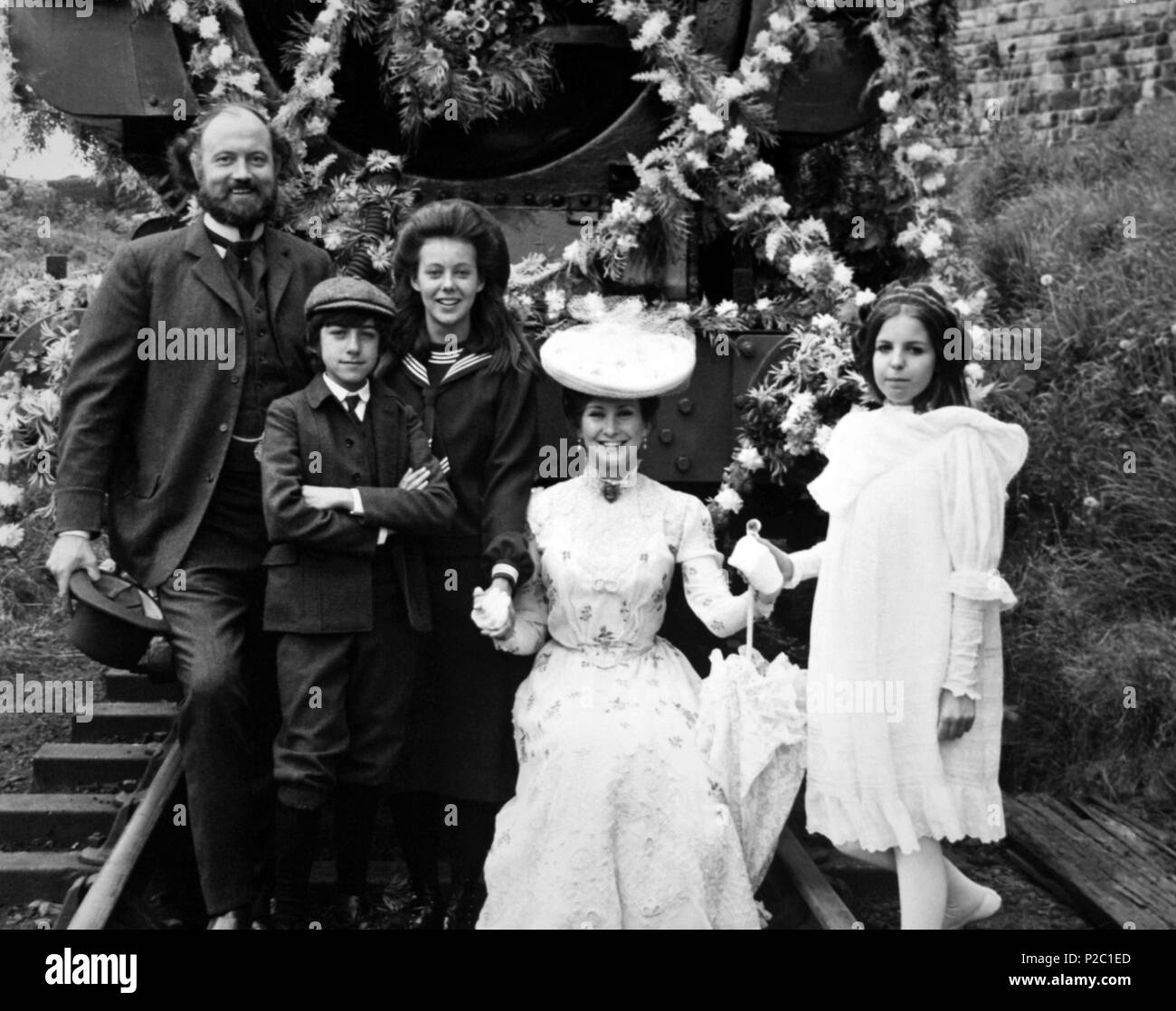 Original Film Title: THE RAILWAY CHILDREN.  English Title: THE RAILWAY CHILDREN.  Film Director: LIONEL JEFFRIES.  Year: 1970.  Stars: JENNY AGUTTER; DINAH SHERIDAN; ALLAN CUTHBERTSON; GARY WARREN; SALLY THOMSETT. Credit: M.G.M/EMI / Album Stock Photo