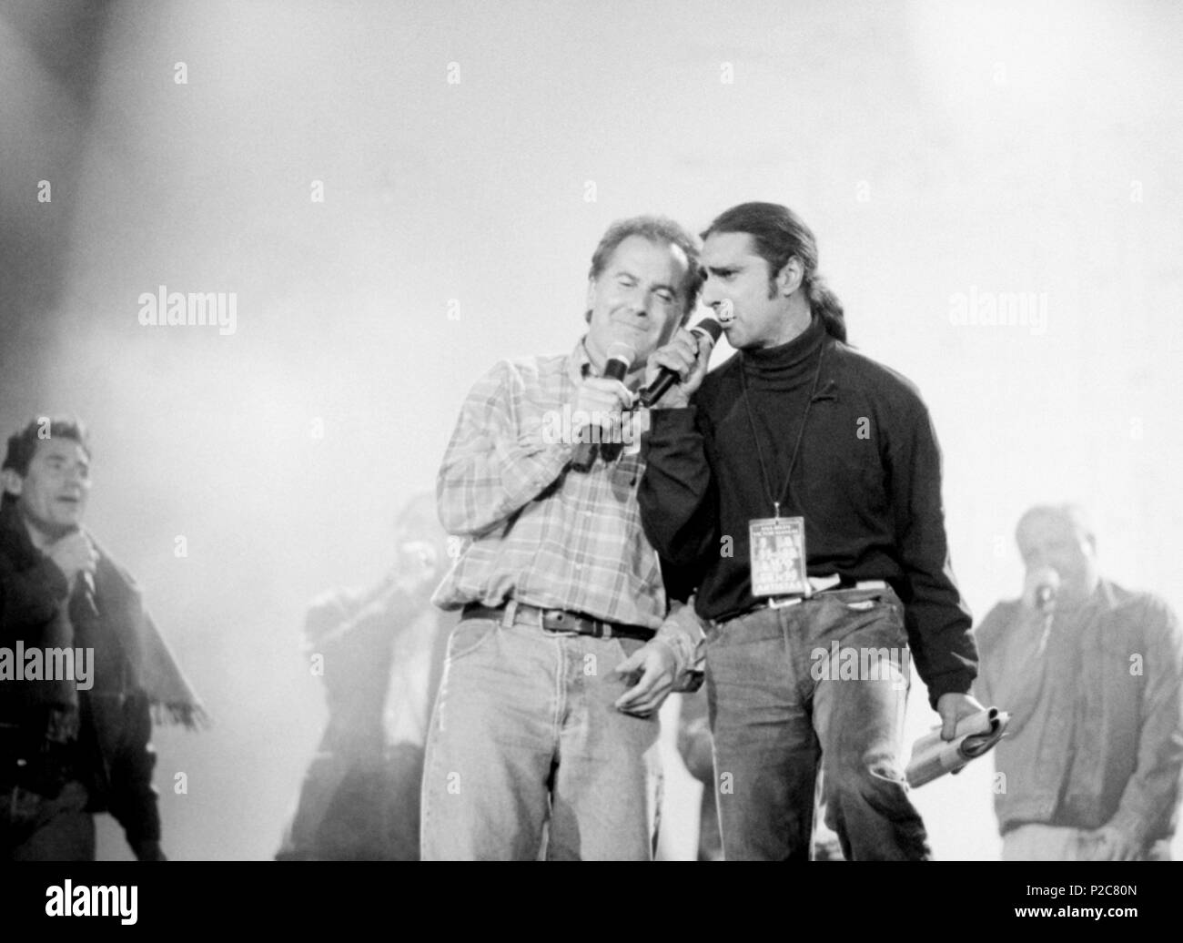 Victor Manuel y Antonio Flores durante el ensayo del concierto 'Mucho más que dos'. Palacio de Deportes de Gijón, 1994. Stock Photo