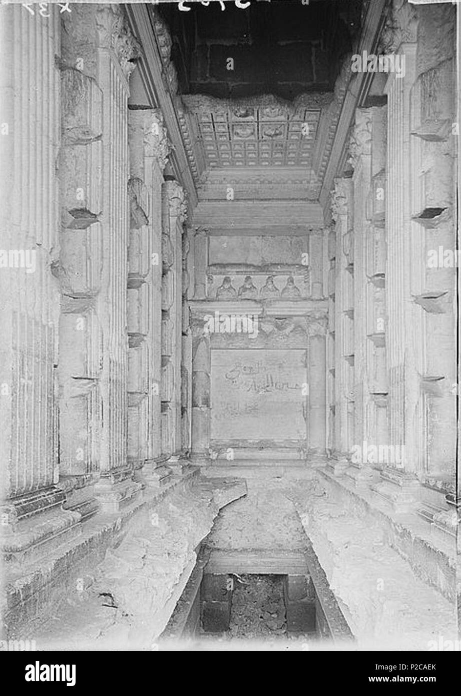 . ?????: ???? ?????? ?? ???? ????? ,?????, ?????, ?????? ????????? ?????? English: Palmyra. Tower tomb of Elahbel. Interior showing ceiling, pilasters and grave niches ; lower section showing crypt and carved busts . 1920. American Colony (Jerusalem). Photo 63 Tower of Elahbel - 02868v Stock Photo