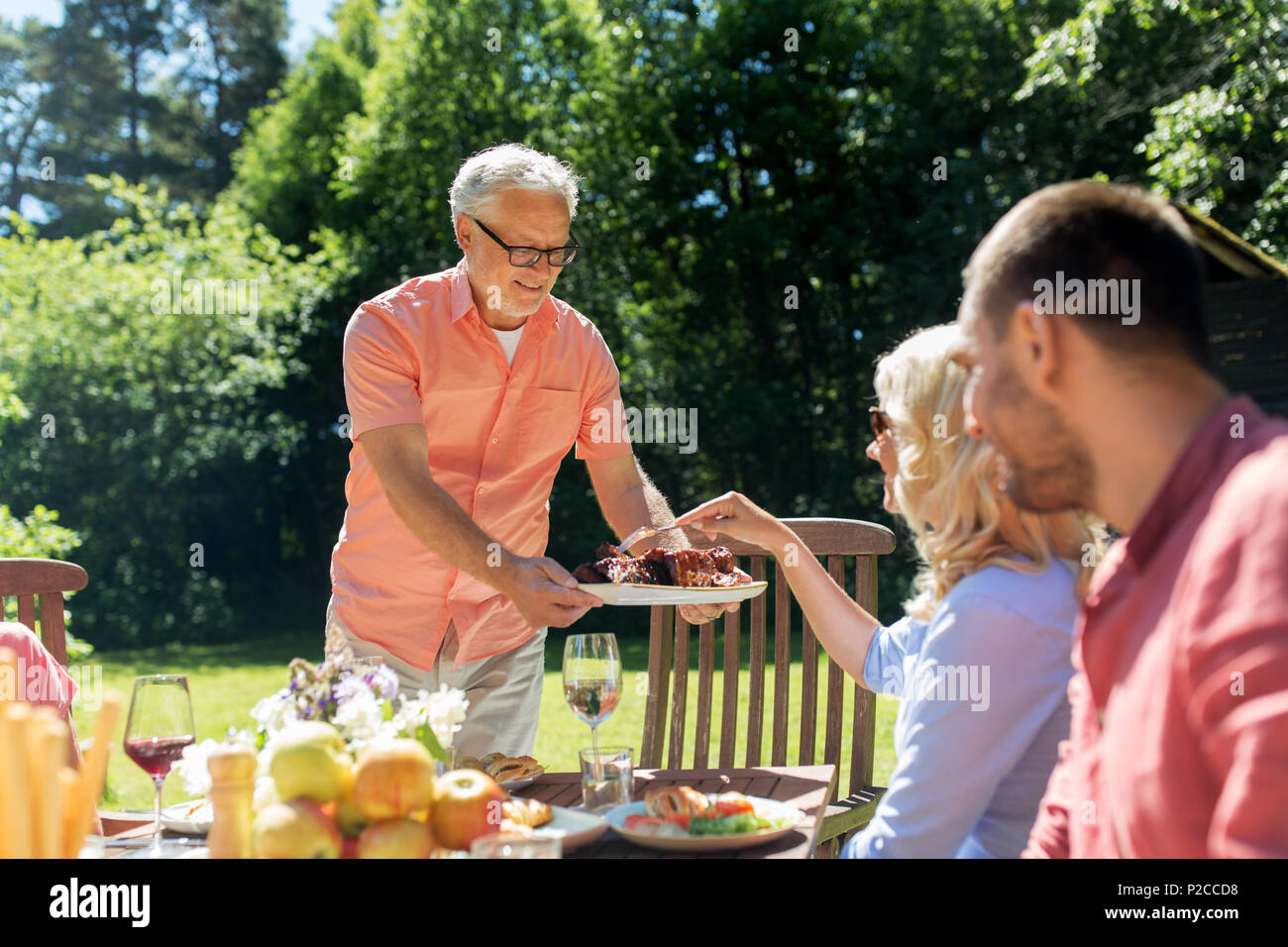 Family eating picnic table hi-res stock photography and images - Alamy