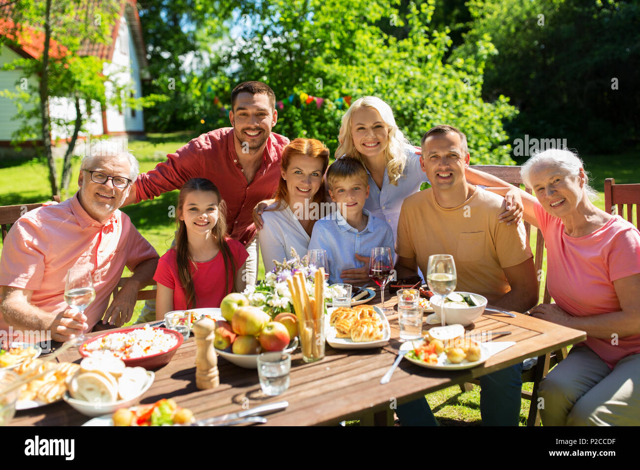 Family at picnic table hi-res stock photography and images - Alamy