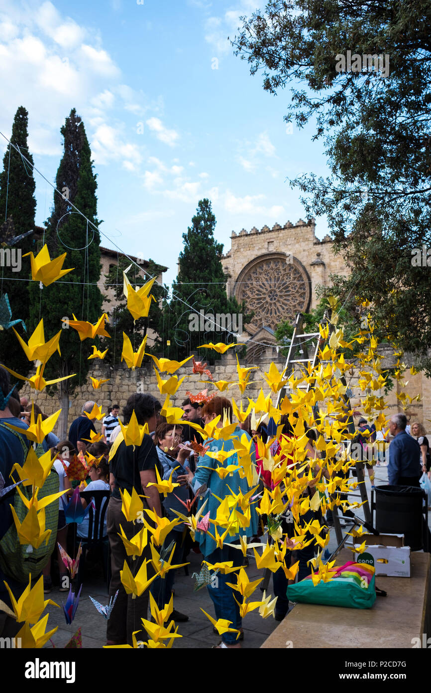 1000 Grues per les llibertats - 1000 paper cranes being made in Placa Octavia, Sant Cugat, to support demands to release former Catalan foreign minist Stock Photo