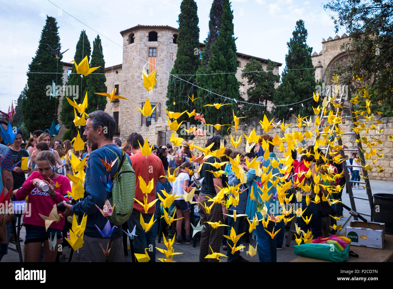 1000 Grues per les llibertats - 1000 paper cranes being made in Placa Octavia, Sant Cugat, to support demands to release former Catalan foreign minist Stock Photo