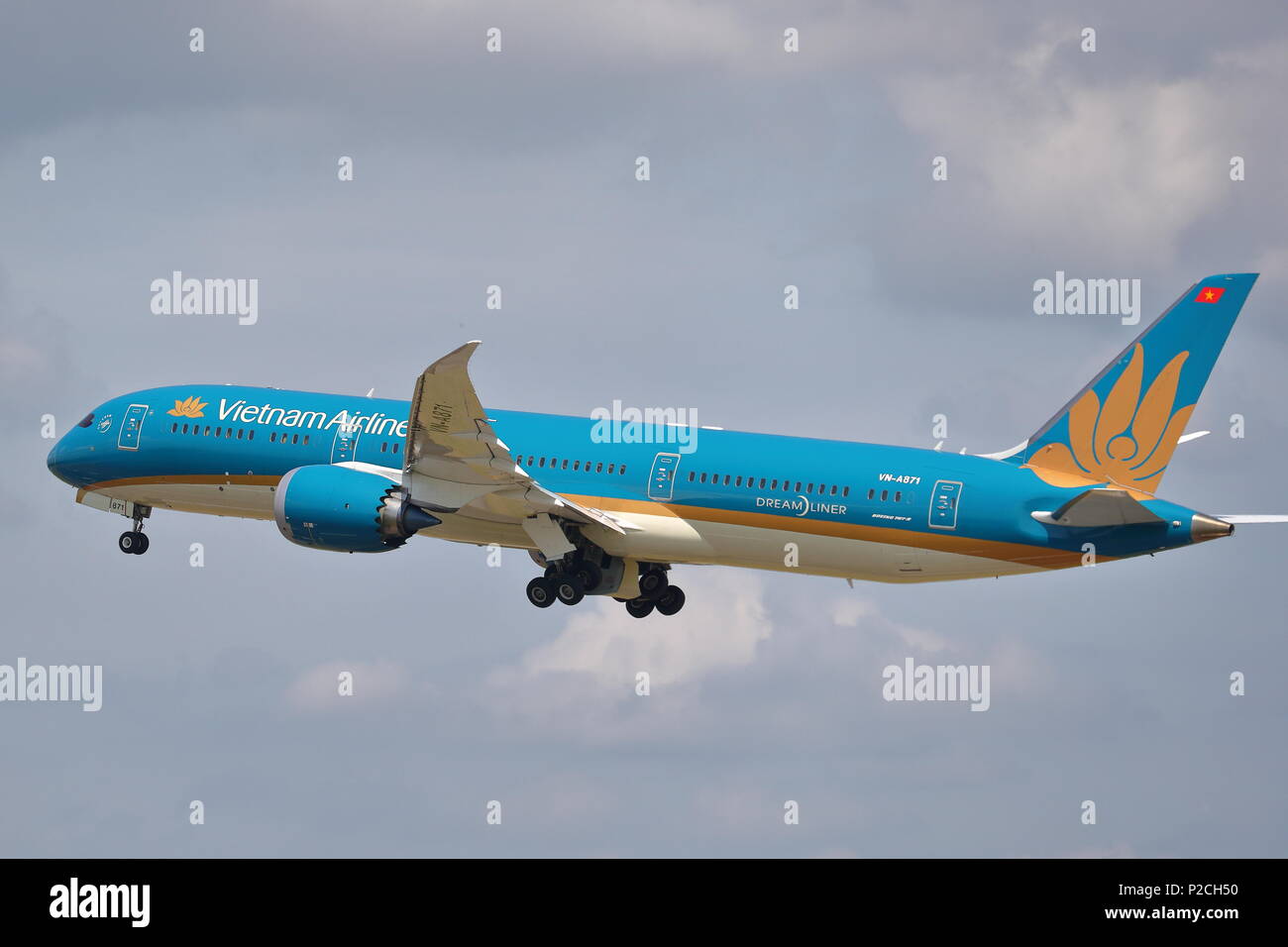 Vietnam Airlines Boeing 787-8 VN-A871 taking off from London Heathrow  Airport, UK Stock Photo - Alamy