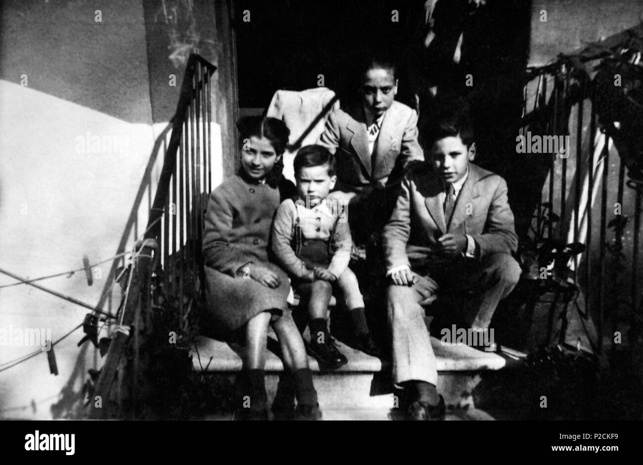 El escritor español Juan Marsé, a la derecha, junto a su hermano Jordi, su hermana Regina y su amigo Jaime en 1944. Stock Photo