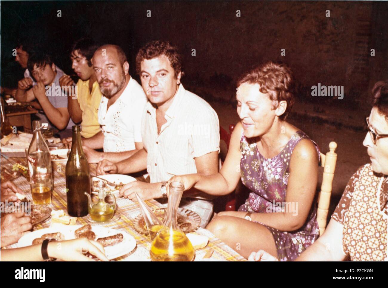 El escritor español Juan Marsé con su mujer Joaquina Hoyas cenando en la localidad de l'Arboç (Cataluña) con el escritor Jaime Gil de Biedma. Stock Photo