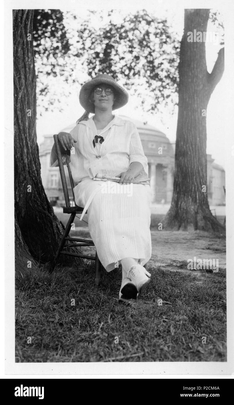 . English: Hilda Hempl Heller (b. 1891) Creator: Davis, Watson 1896-1967 Subject: Heller, Hilda Hempl 1891- Field Museum of Natural History Type: Black-and-White Prints Date: Aug-24 Local number: SIA Acc. 90-105 [SIA-SIA2008-3769] Summary: Bacteriologist Hilda Hempl Heller (b. 1891) worked at the Field Museum of Natural History in Chicago. The photograph was taken by Watson Davis at a scientific meeting in Toronto, Canada, August 1924. Cite as: Acc. 90-105 - Science Service, Records, 1920s-1970s, Smithsonian Institution Archives . 25 January 2011, 11:30:51. Watson Davis 24 HildaHemplHeller Stock Photo