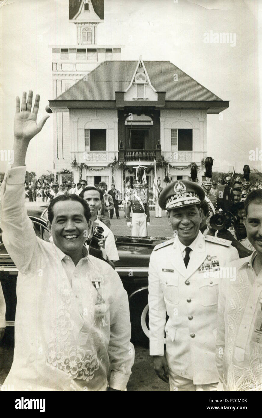. English: President Diosdado Macapagal in front of the Aguinaldo house replica at the Quirino Grandstand, June 12, 1962 . 12 June 1962. Malacañang Palace 32 Macapagal-Aguinaldo-House Stock Photo