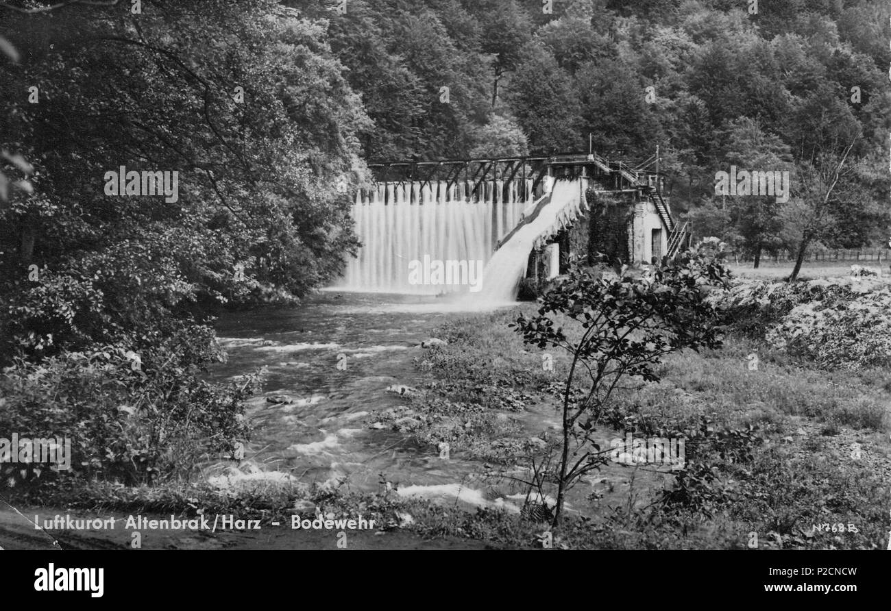 . Deutsch: Wasserbrücke der ehemaligen Holzschleiferei Eickhoff, erbaut 1888; die Stilllegung der Holzschleiferei erfolgte am 10.6.1972; Altenbrak/Harz . 19 June 2013, 12:17:07. Künstler unbekannt 3 Altenbrak Wasserbruecke 1950er Stock Photo