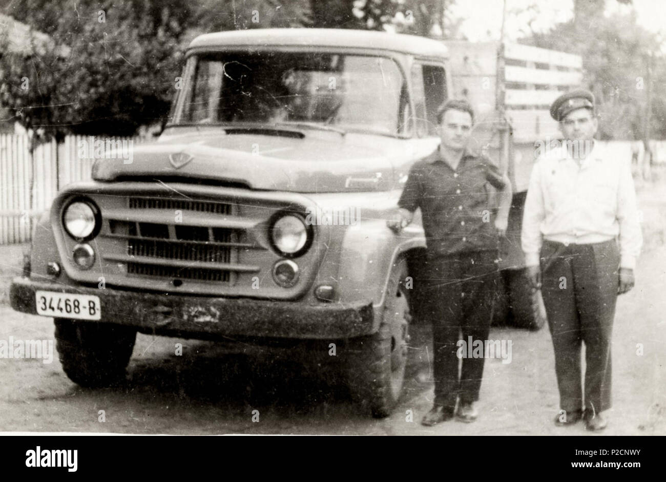 Ion Lupășneanu (dreapta) cu un bărbat lîngă un camion  din colecția personală Pîslaru Bogdan Cosmin 16 Doi bărbați Autocamion Steagul Rosu SR 113 Carpați (12652047143) (cropped) Stock Photo