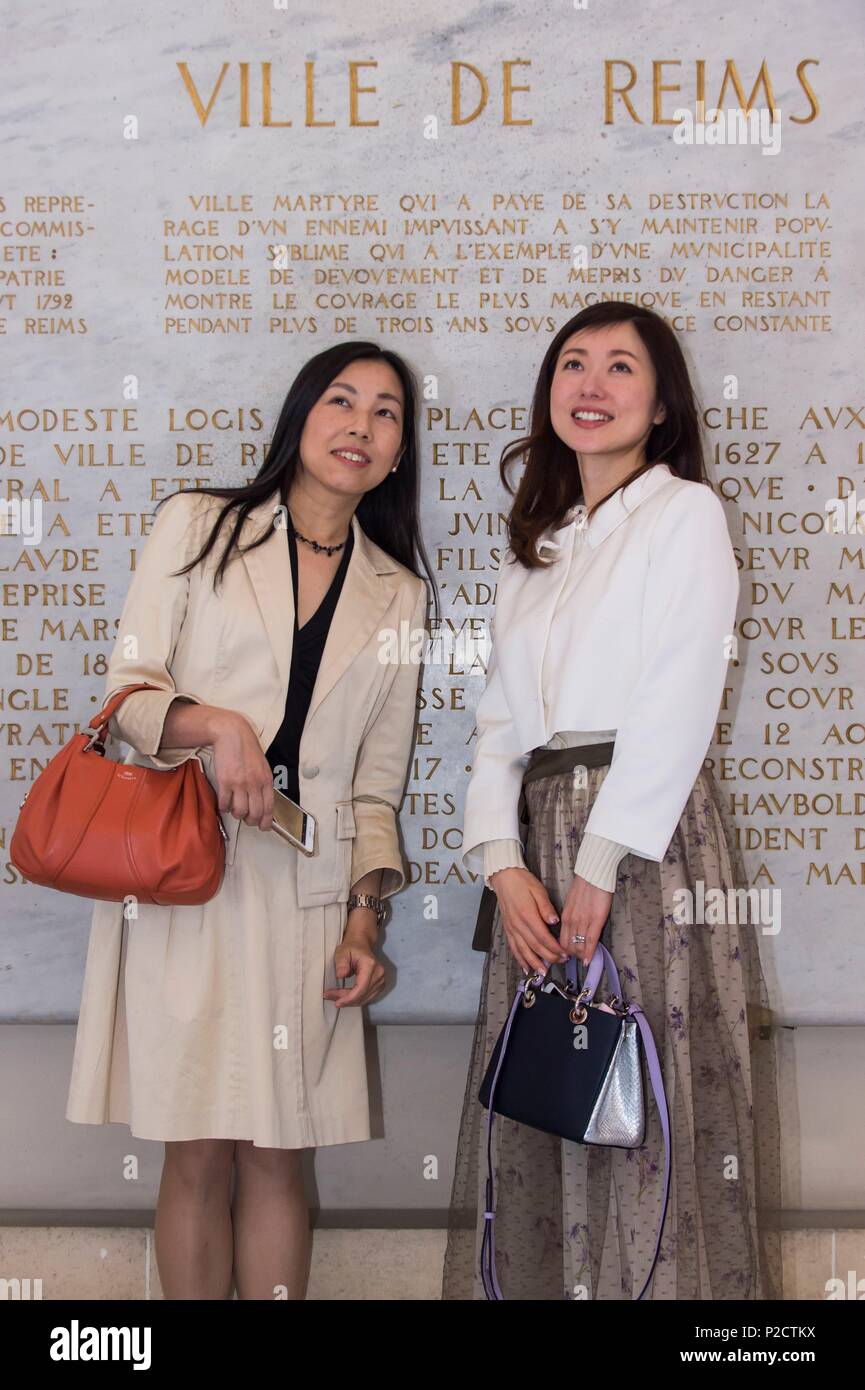 Two japanese women posing hi-res stock photography and images - Alamy