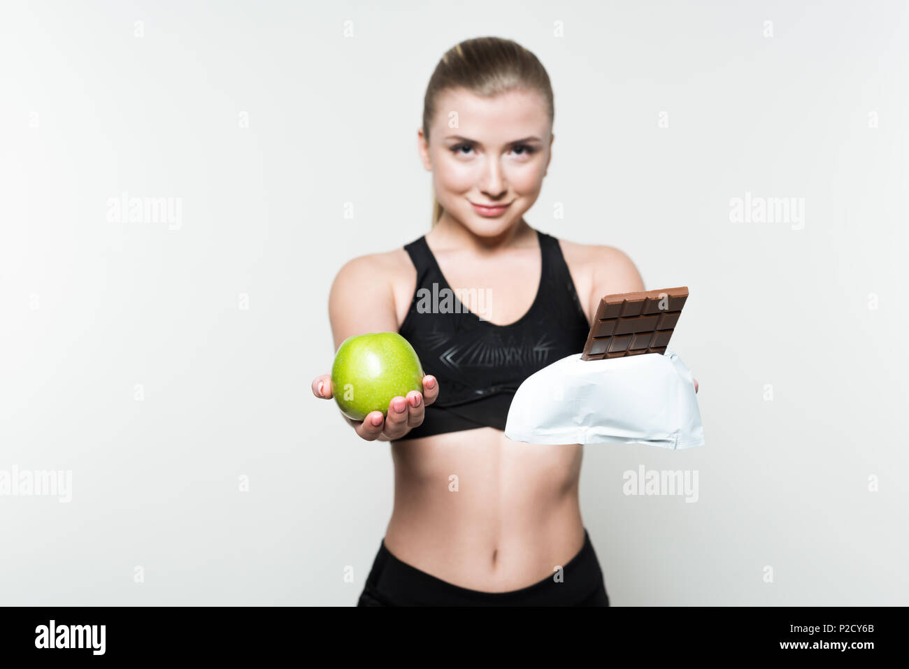 Почему спортсменам нельзя. Спортивная девушка держит яблоко. Почему спортсменам нельзя сладкое. Женщина держит яблоки из соцсетей. Пума держит яблоко.
