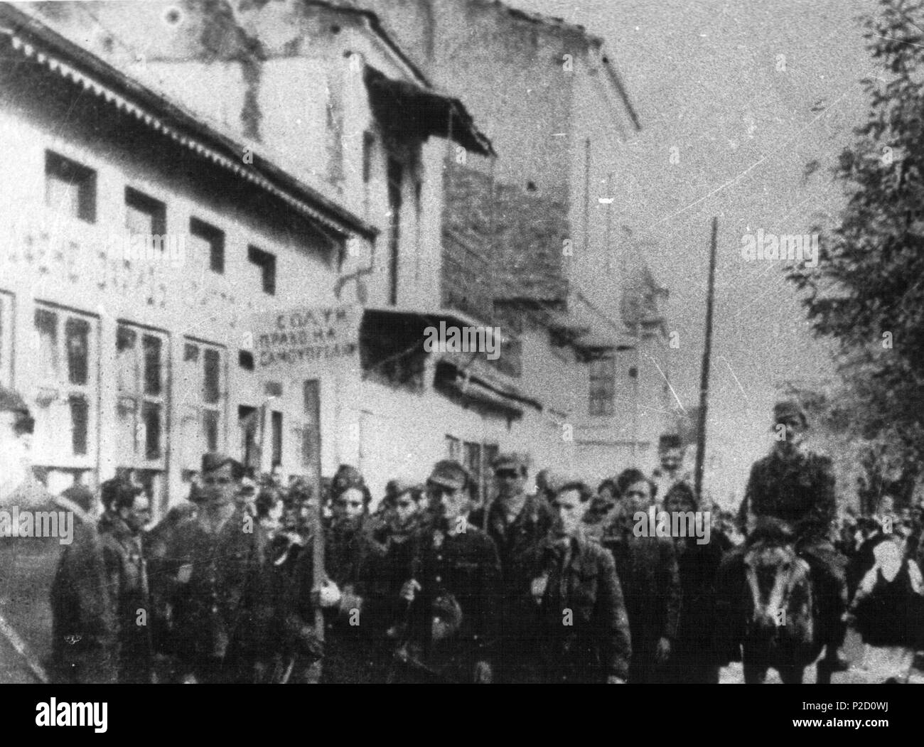 . Srpskohrvatski / српскохрватски: Ulazak makedonskih partizana u oslobođeni Ohrid novembra 1944. godine. Na transparentu piše: 'Solun pravo na samoopredeljenje'. novembra 1944. Unknown 32 Makedonski partizani u Ohridu 1944 Stock Photo