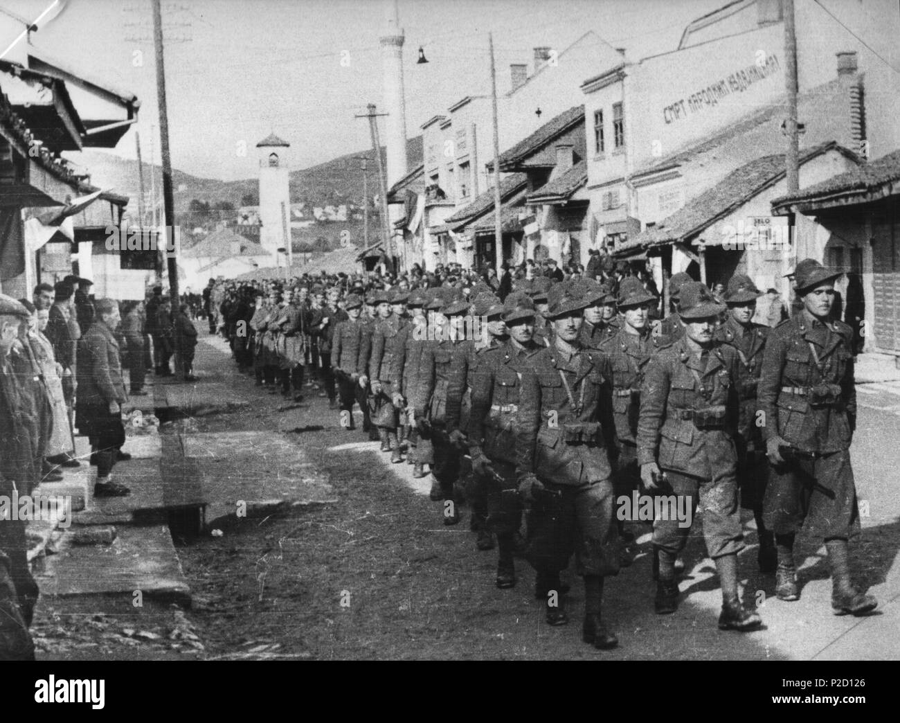 . Srpskohrvatski / српскохрватски: Italijanska partizanska brigada Garibaldi defiluje Pljevljima na godišnjicu oktobarske revolucije 1943. 1943. Unknown 26 Italijanska partizanska brigada Garibaldi Stock Photo