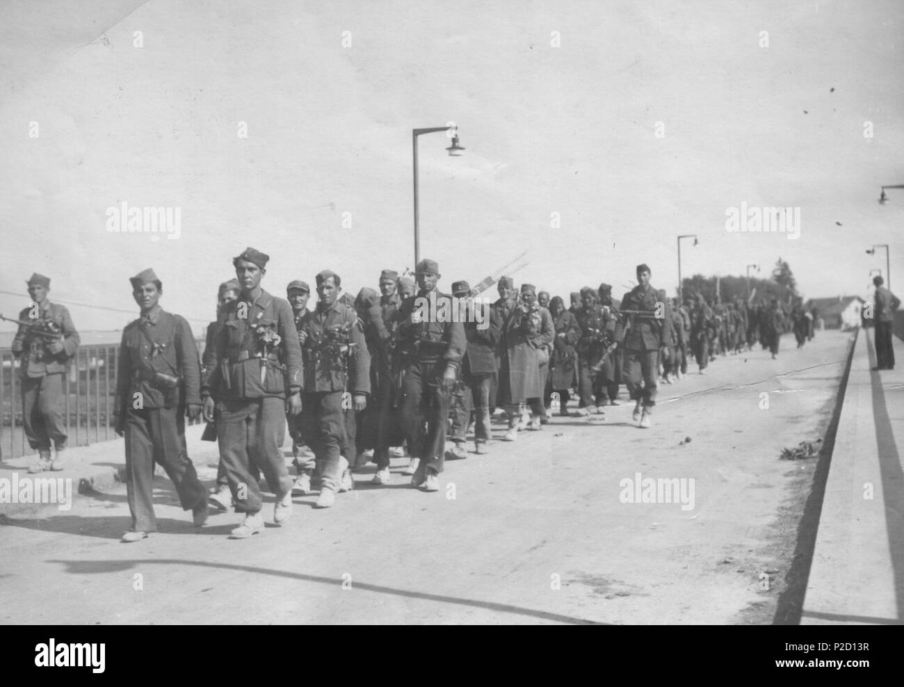 . Italiano: Partigiani jugoslavi della 25. Divisione serba in marcia verso Zagabria nel maggio 1945 . May 1945. Unknown 2 25. Divisione serba Stock Photo