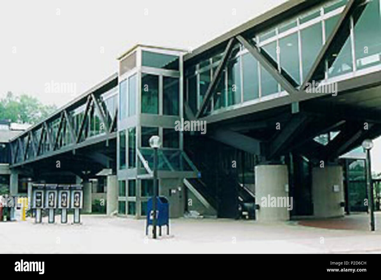 . English: Bridge from parking garage to platforms at Franconia