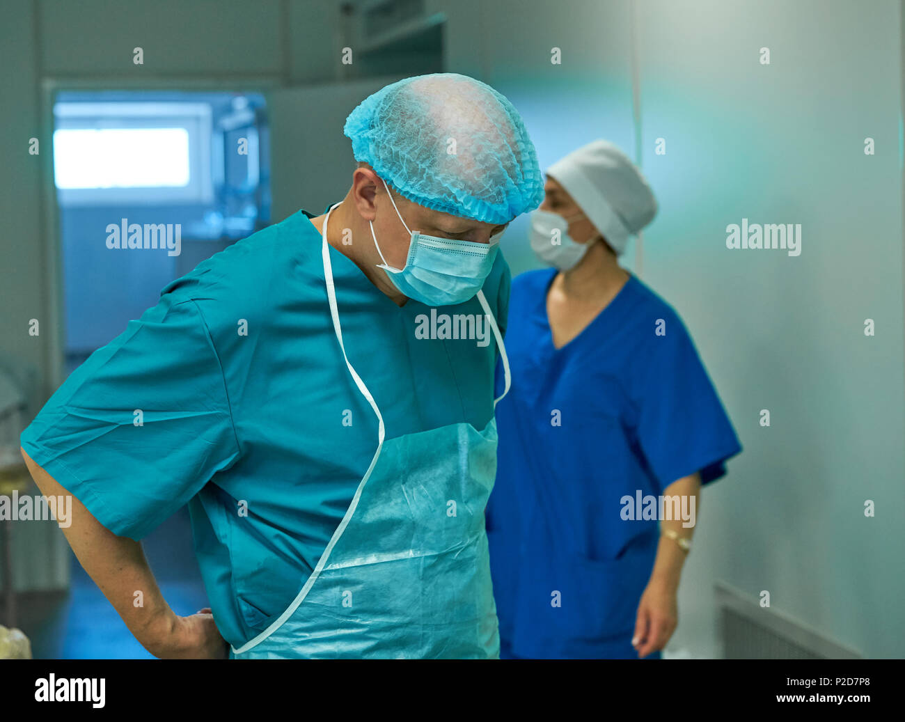 Operating System Doctor doctors working in the operating room Stock Photo - Alamy