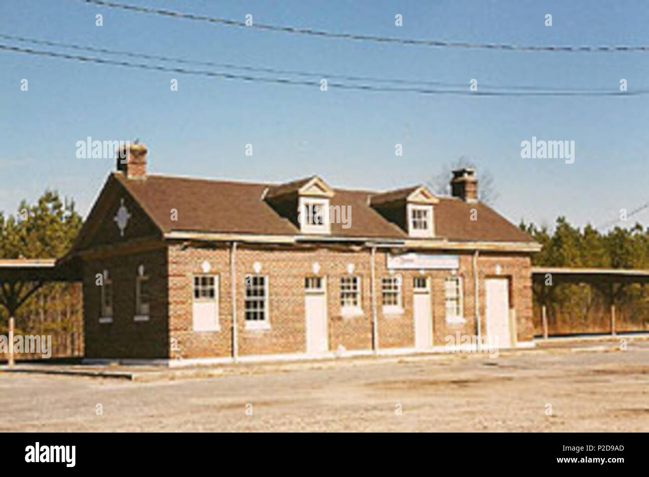 . English: The Amtrak station in South Carolina. It was originally built in 1937 by the Seaboard Air Line Railroad. 16 February 2002. Hikki Nagasaki 11 Camden South Carolina Amtrak station Stock Photo