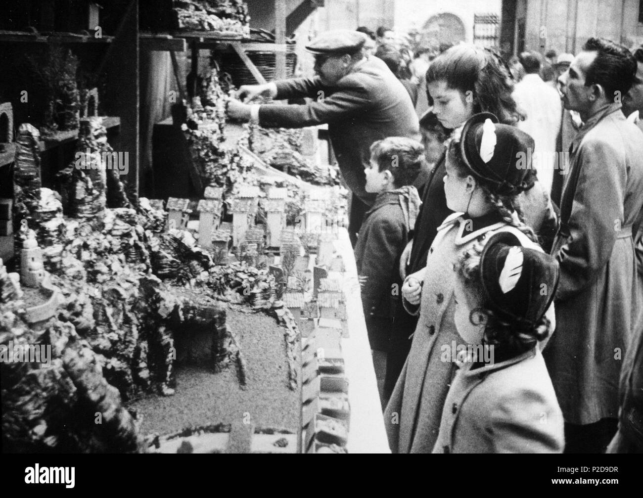 Parada de la Feria de Juguetes en la Gran Via, durante las fiestas de  Navidad. Barcelona, año 1955 Stock Photo - Alamy