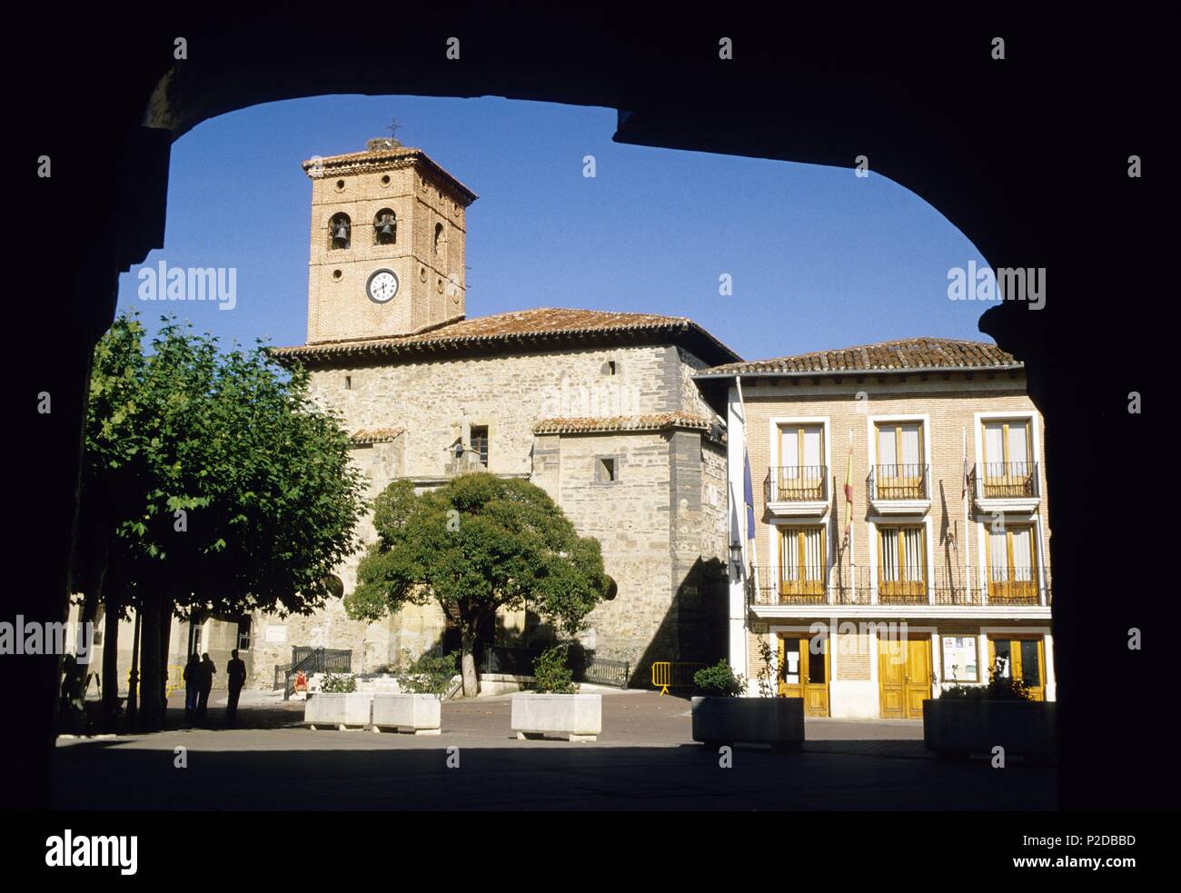 Riojilla Burgalesa (district). Belorado; Plaza Mayor e Iglesia de San Pedro + ayunt. (Cº De Stgo.). Stock Photo