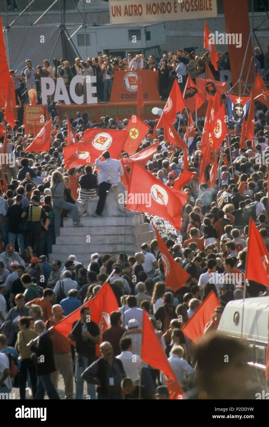 Italiano: Manifestazione per la pace del PRC . 2 January 2002. Partito della Rifondazione Comunista 33 Manifpacerifo Stock Photo - Alamy