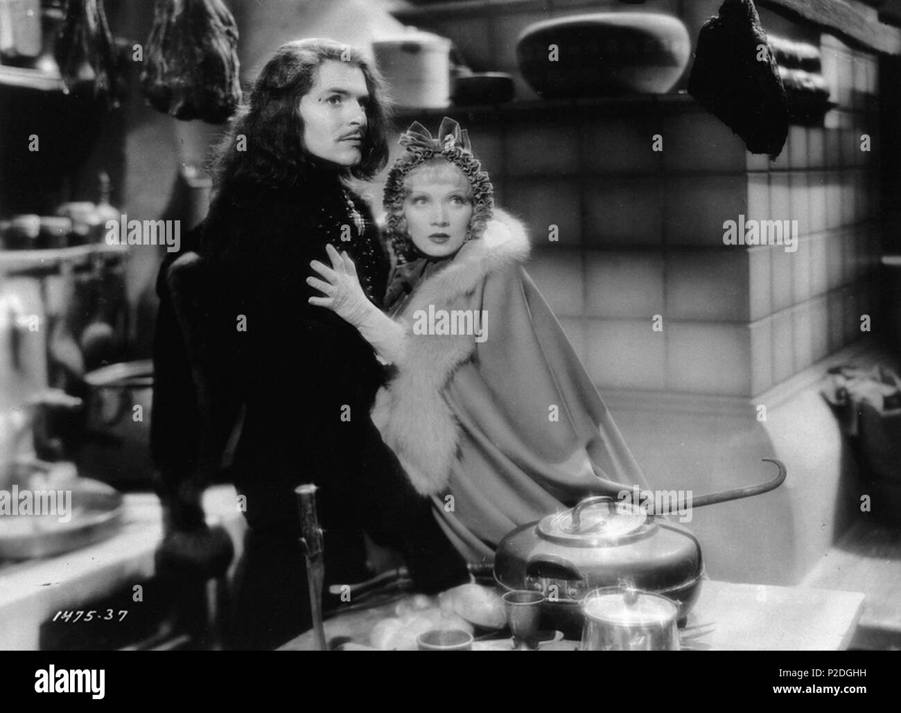 . English: Scarlett Empress - film (1934) Marlene Dietrich and John Davis Lodge.jpg . 1934. Paramount Studios 50 Scarlett Empress - film (1934) Marlene Dietrich and John Davis Lodge 1 Stock Photo