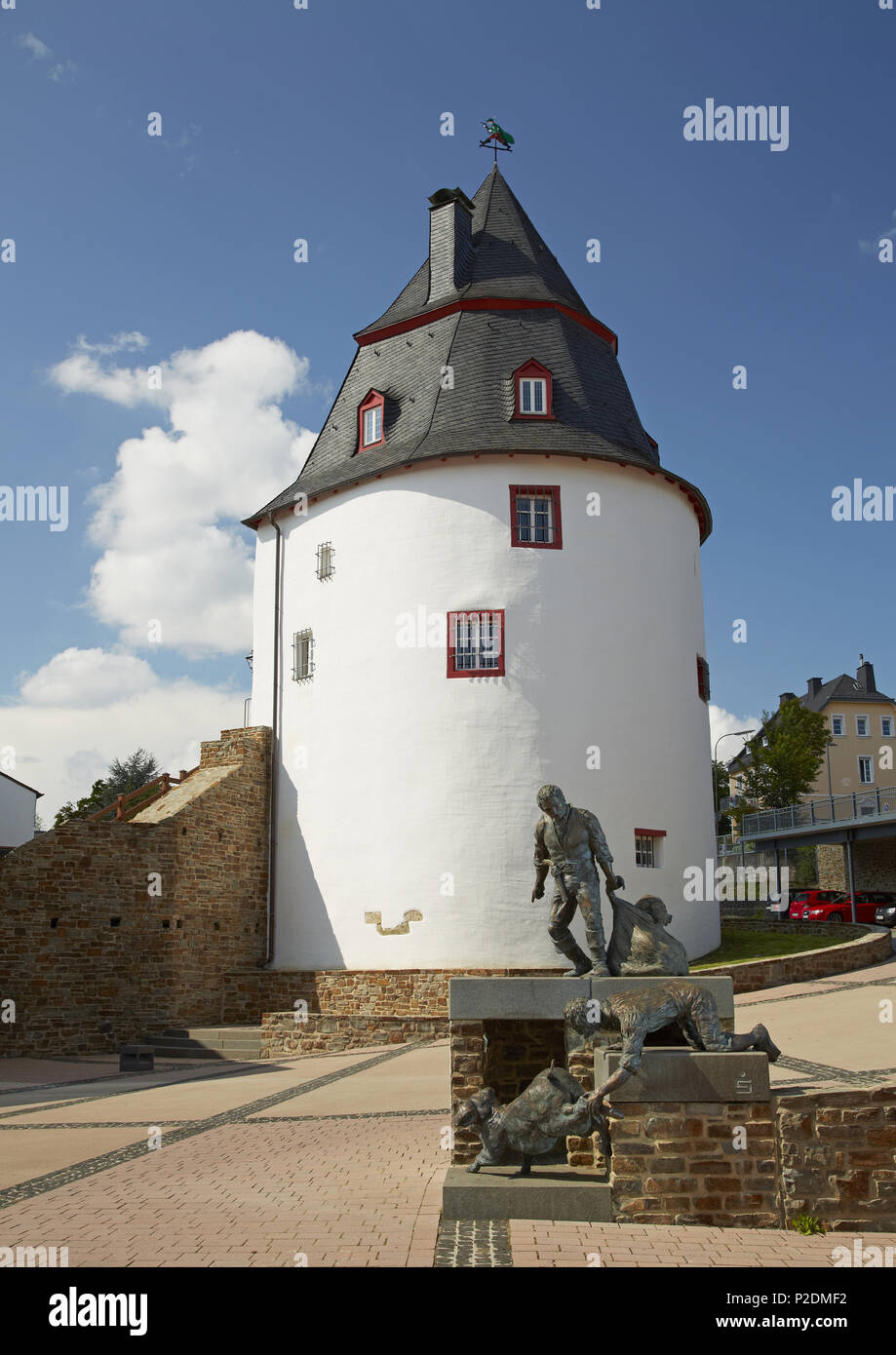 Simmern, Tower Schinderhannesturm and sculpture Schinderhannes mit Kumpan beim Schweinediebstahl im Jahr 1797 by Jutta Reiss 201 Stock Photo