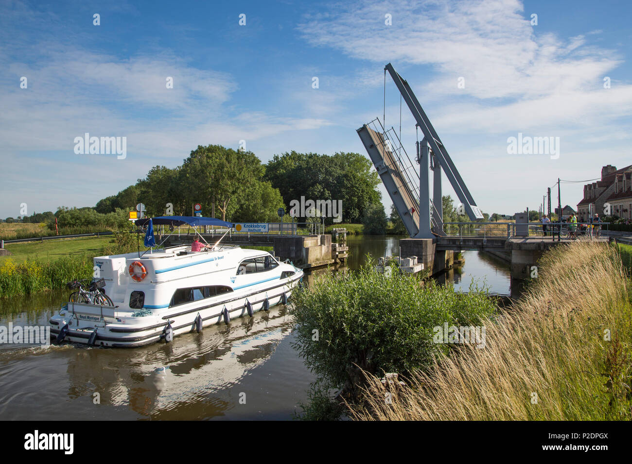 Le Boat Royal Mystique houseboat at Knokkebrug drawbridge on the IJzer Yser river, near Diksmuide, Flemish Region, Belgium Stock Photo