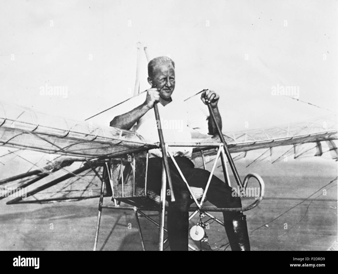 . Local call number: PR00456 Corporate author: Underwood & Underwood. Title: [Ornithopter and inventor George R. White at Saint Augustine] Physical descrip: 1 photograph: b&w ; 10 x 8 in. General note: The ornithopter was a wing-flapping, foot-propelled flying machine made by George R. White, a former flying instructor from Stoney Brook, Long Island, New York. The frame weighed 118 pounds, the wingspan was 29.5 feet, and it was 8 feet in length. It was made of chrome molybdenum covered with a non-inflammable transparent celluloid fabric. Trial flights were conducted on the beach at St. Augusti Stock Photo