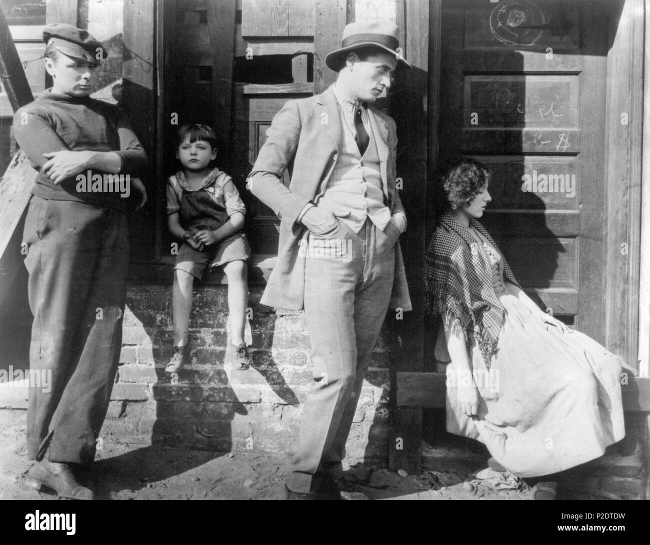 . English: The Salvation Hunters (film) 1925. Josef von Sternberg, director L-R: Geroge K. Arthur, Bruce Guerin, Otto Matiesen, Georgia Hale. Academy Pictures/United Artists. 1925. Academy Pictures/United Artists, Josef von Sternberg 62 The Salvation Hunters (film) 1925 Josef von Sternberg, director L-R, Geroge K. Arthur, Bruce Guerin, Otto Matiesen, Georgia Hale Stock Photo