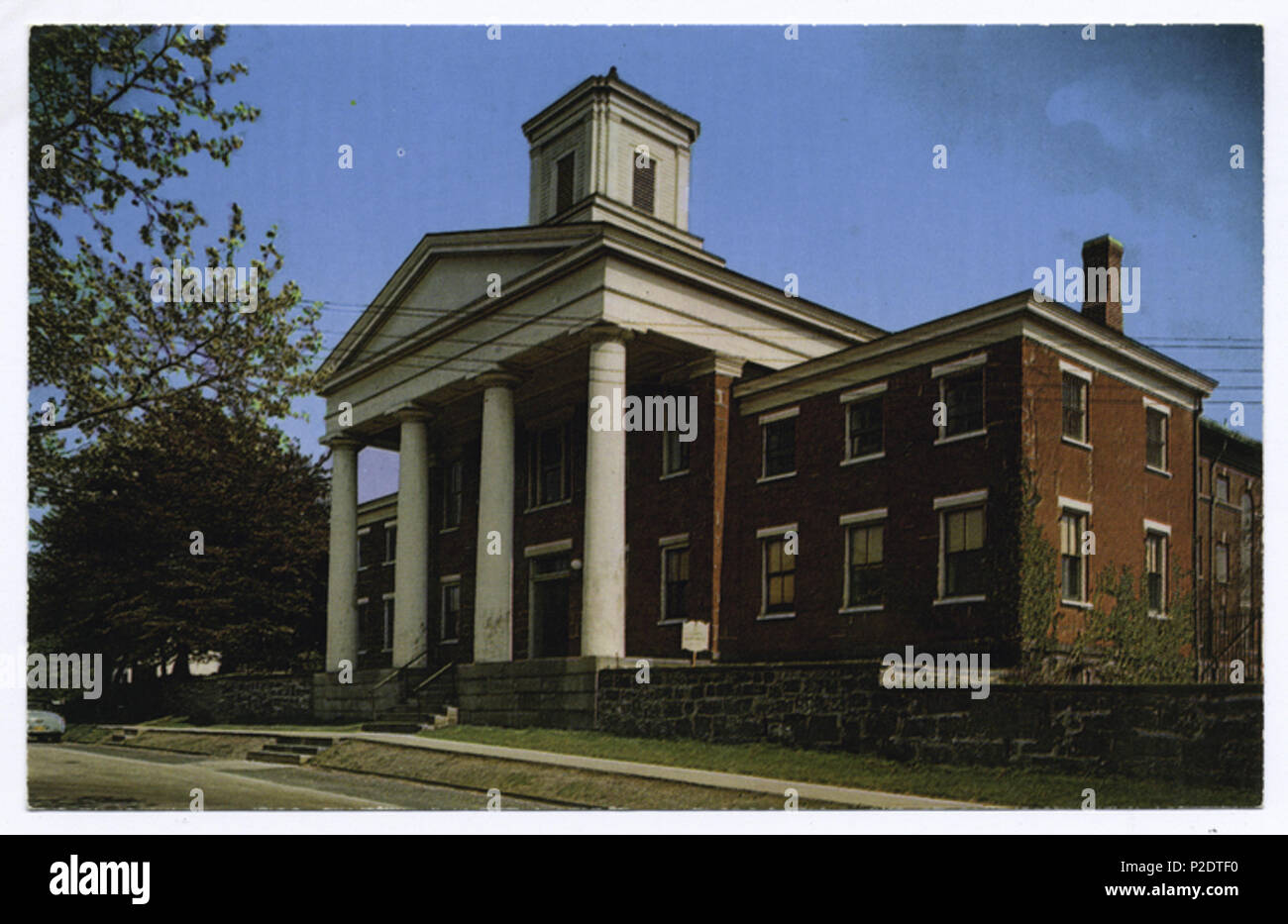 . English: Third County Courthouse for Richmond County (Staten Island), New York. Now part of Historic Richmond Town restoration. (Photograph reproduced on a post card.) . Unknown date. Unknown photographer 63 Third County Courthouse Stock Photo